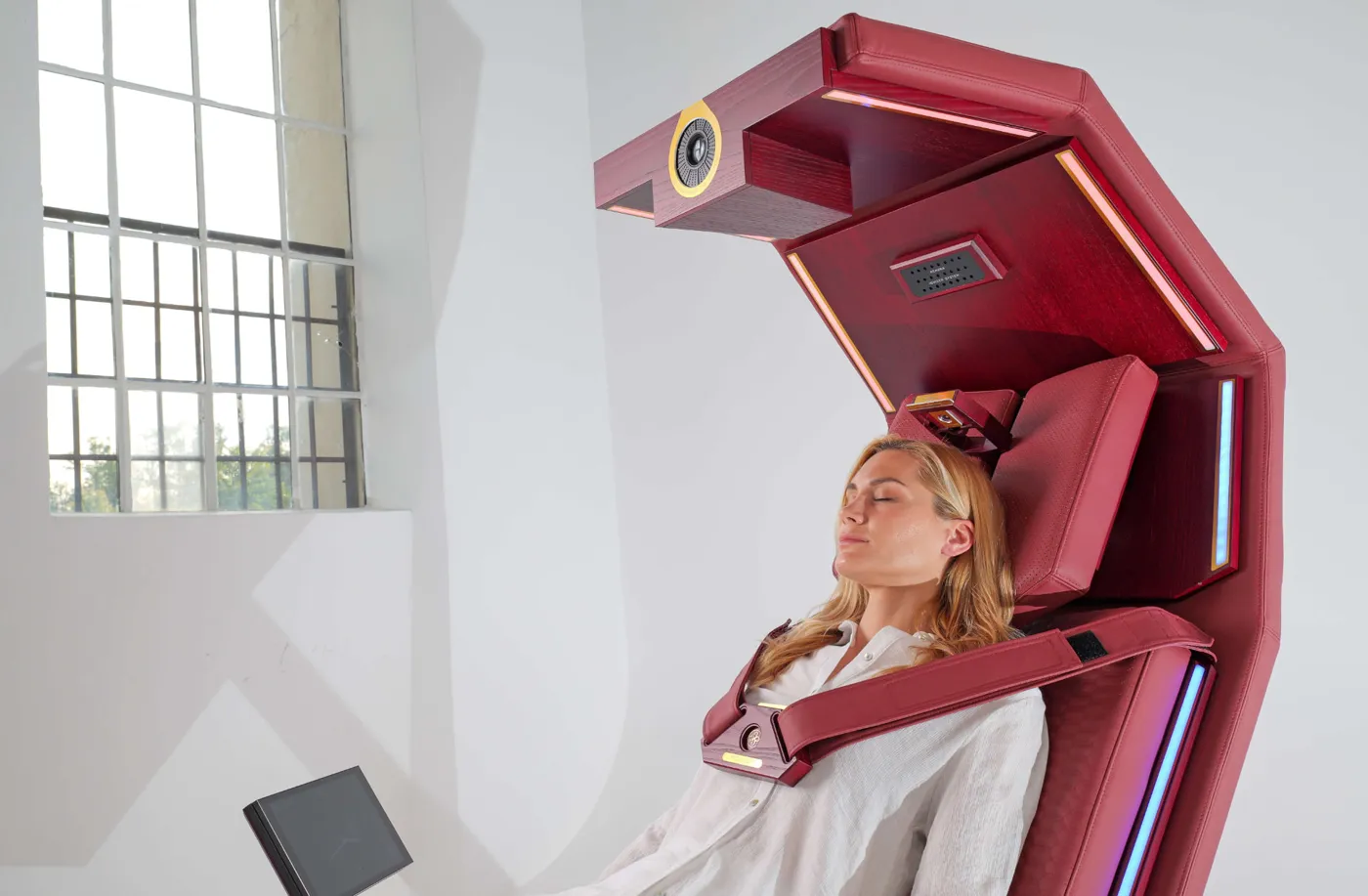 Guest relaxing in the Rehuba lounger during a session